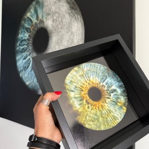 Obraz 25 cm x 25 cm w ramce drewnianej białej